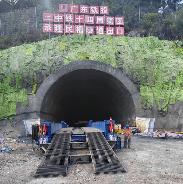 中鐵十四局深南高鐵SNSG-1項目液壓棧橋施工現場